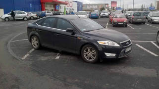 na wydzielonym z ruchu  mimo dziesiatek wolnych miejsc