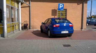 miejsca dla inwalid�w sa troszeczke za male