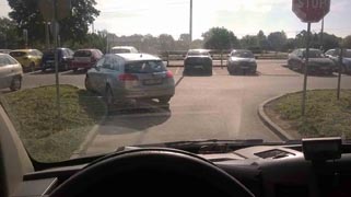   parkowanie uniemozliwiajace przejazd  