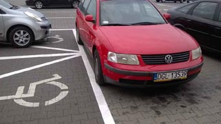 zastawiony wjazd na miejsca dla inwalidow